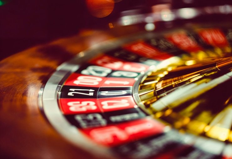 Aplikasi mobile uber77 menampilkan meja live-dealer blackjack